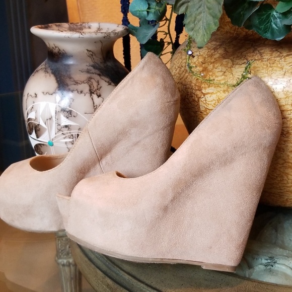 Shoes - Picture 4 of 7